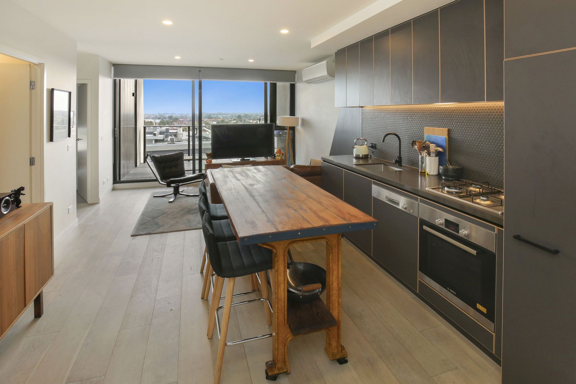 Enviable Lifestyle with City Views!!!