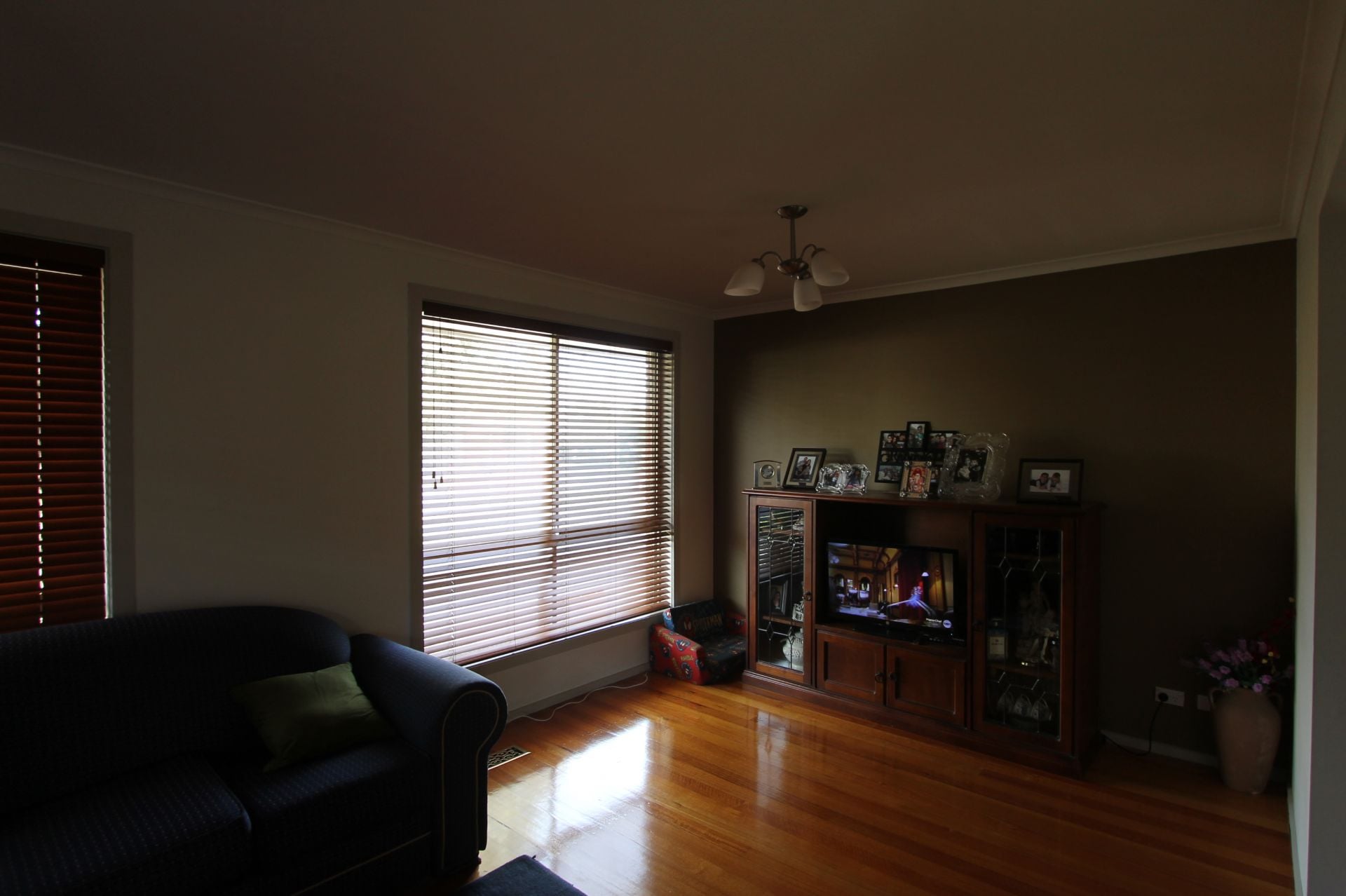 ***APPROVED APPLICATION PENDING*** 2 BEDROOM UNIT IN QUIET & CENTRAL LOCATION