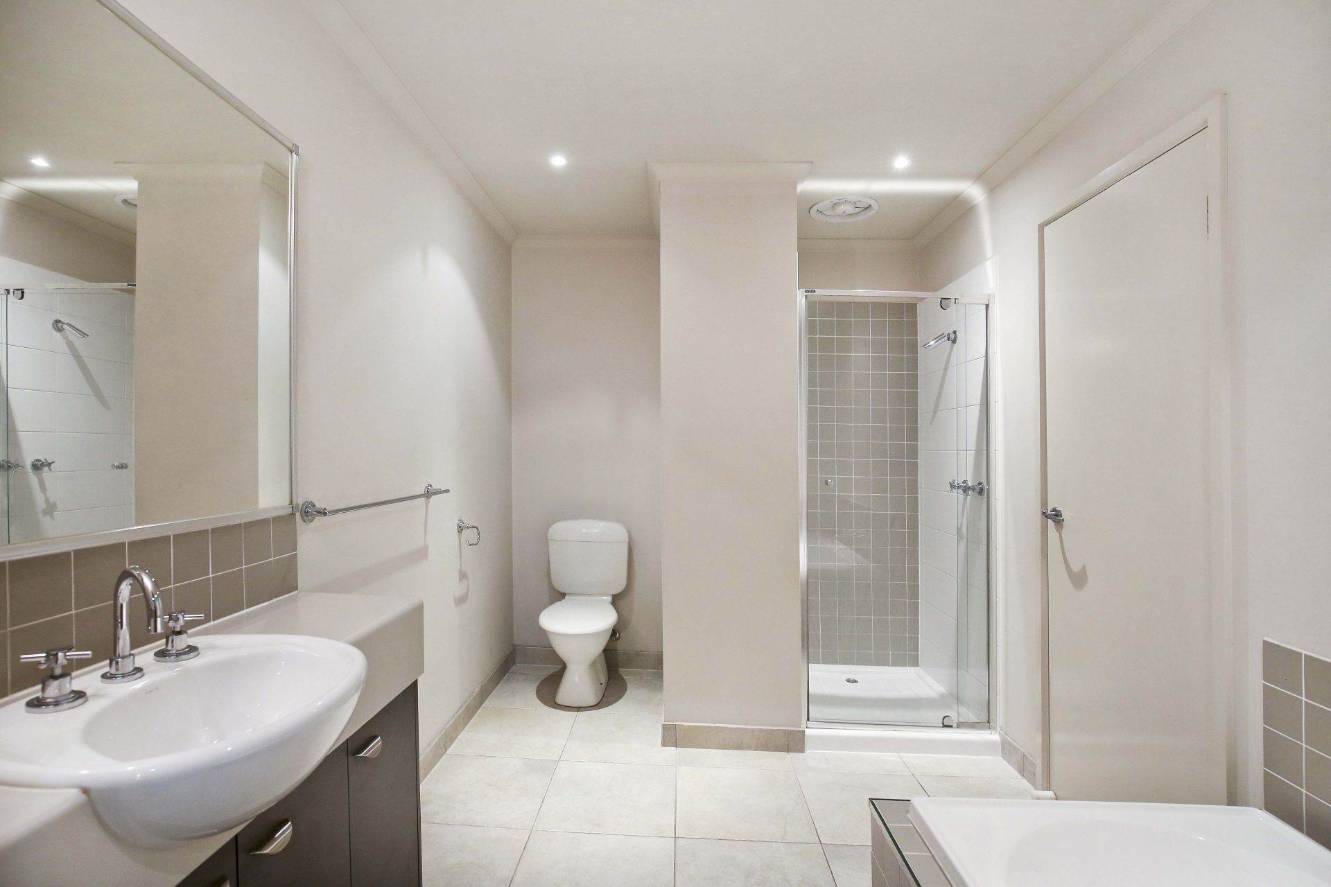 STYLISH TOWNHOUSE OPPOSITE PARKLAND  *Insp Thu 5th Jul @ 5:00pm*
