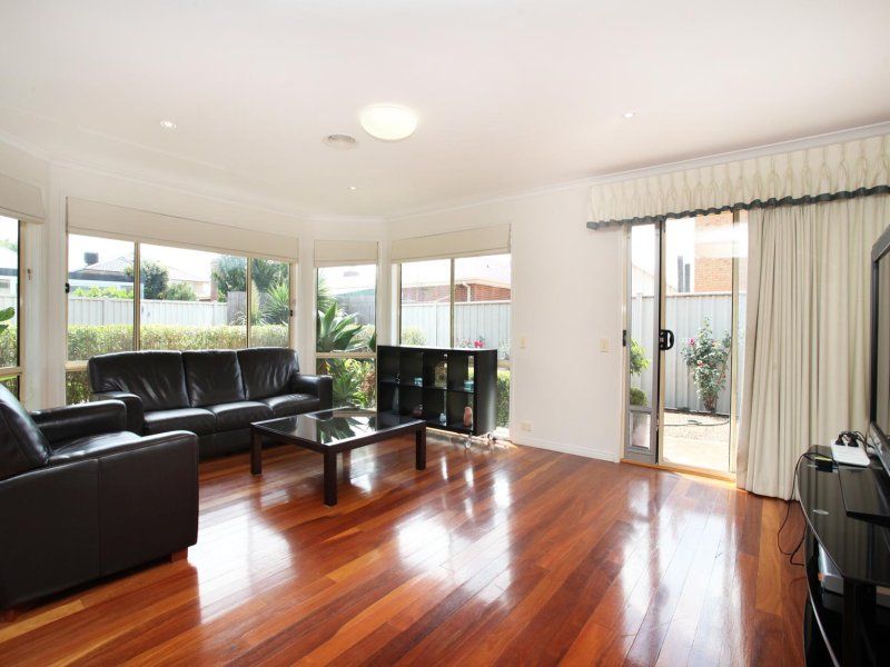 10 Mokoan Close, Caroline Springs - Thumbnail 7