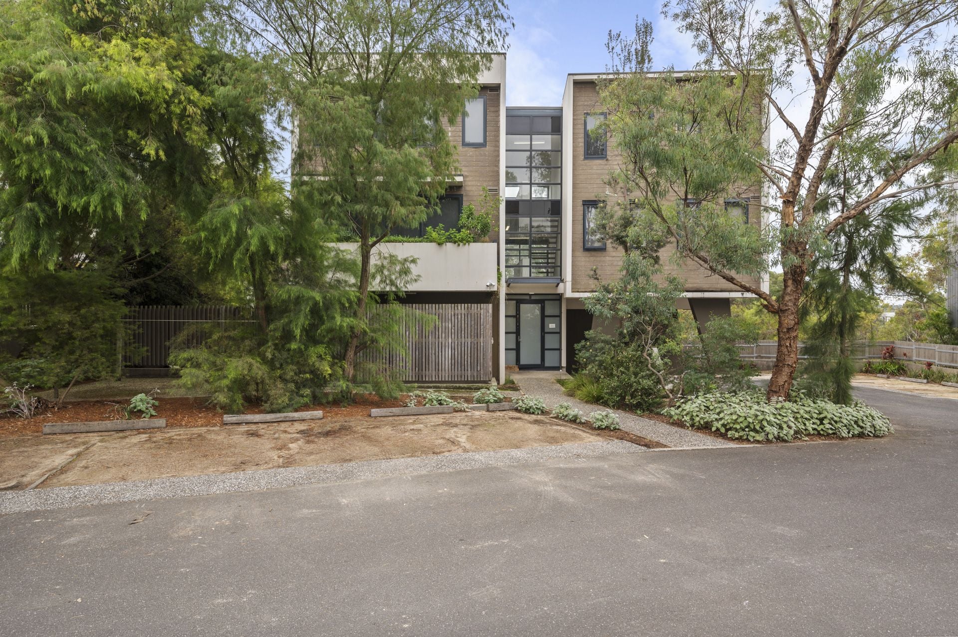 LIVE OR INVEST IN UNI HILL