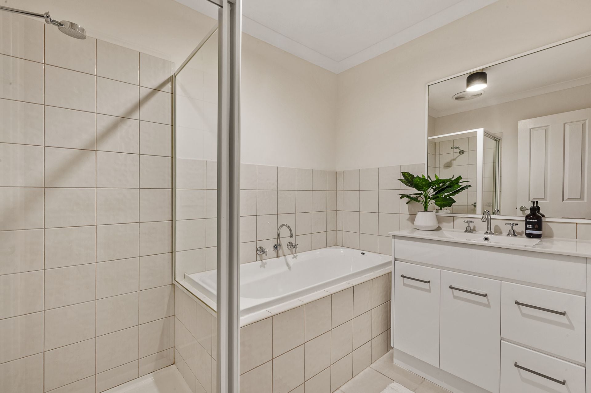 IMPRESSIVE TOWNHOUSE AND THE PERFECT LOCATION