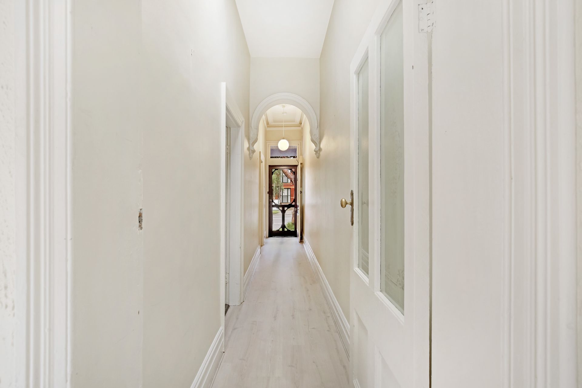 CLASSIC BRICK TERRACE IN GREAT LOCATION