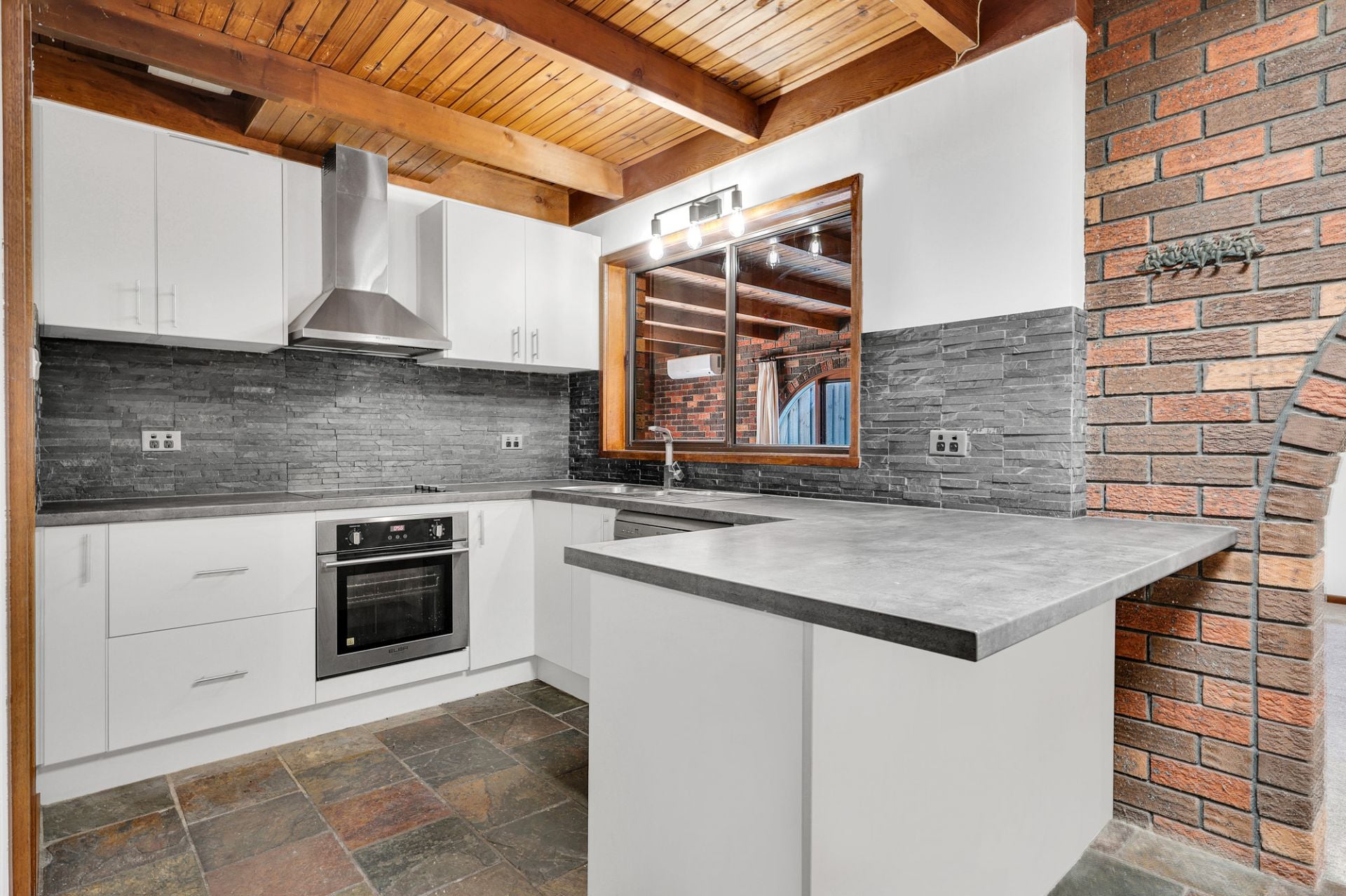 4 BEDDER WITH INGROUND POOL