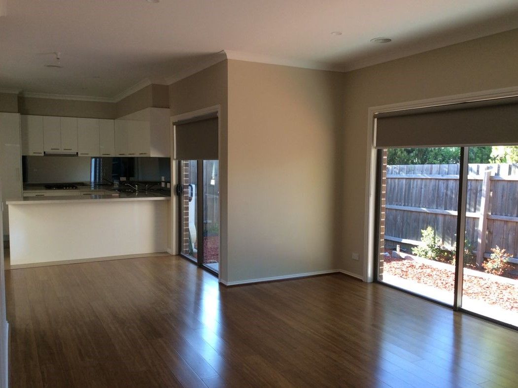 AIR CONDITIONING BOTH UPSTAIRS AND DOWNSTAIRS!