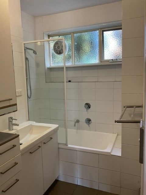 **LIGHT FILLED APARTMENT**