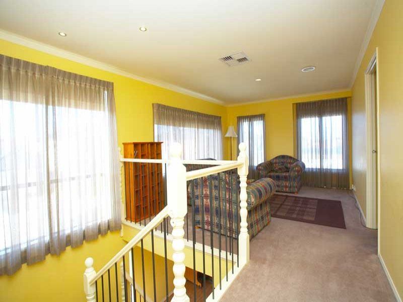 10 La Coruna Gardens, Point Cook - Thumbnail 3
