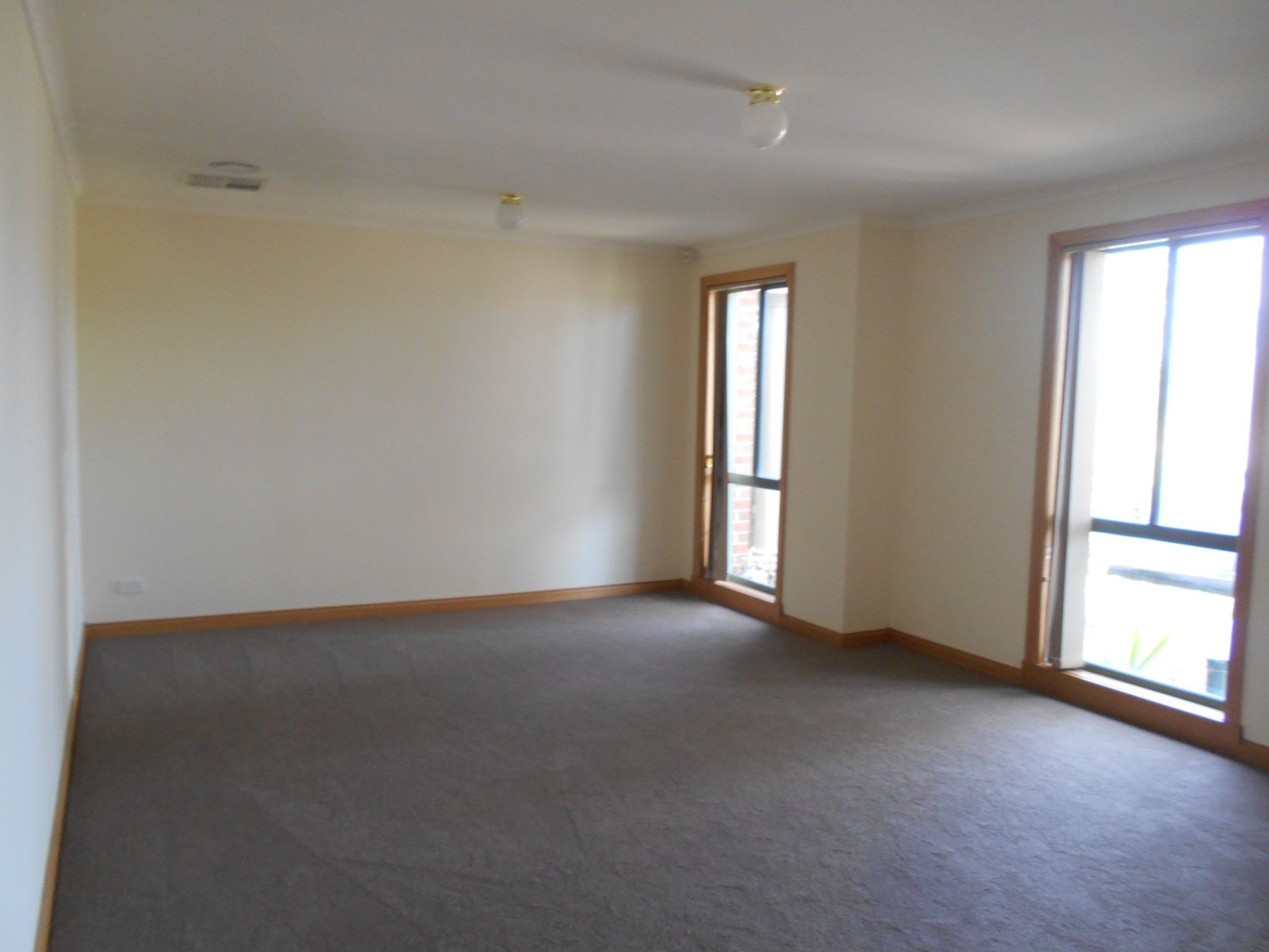 FRESH, CLEAN & SPACIOUS 4 BEDROOM TOWNHOUSE - AVAILABLE NOW. MOVE IN STRAIGHT AWAY!