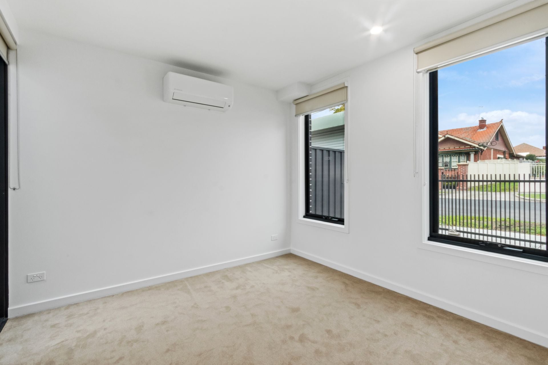 Near new, luxury townhouse!
