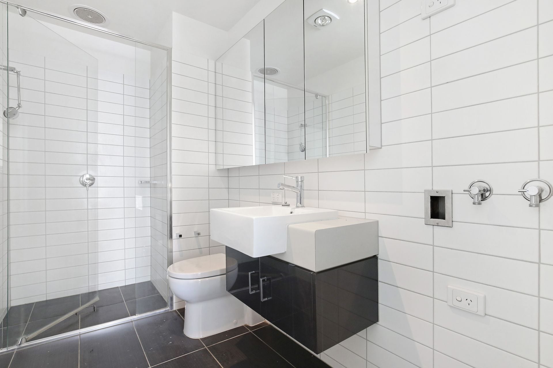 Light and Bright 2 Bedroom Apartment in Convenient Location