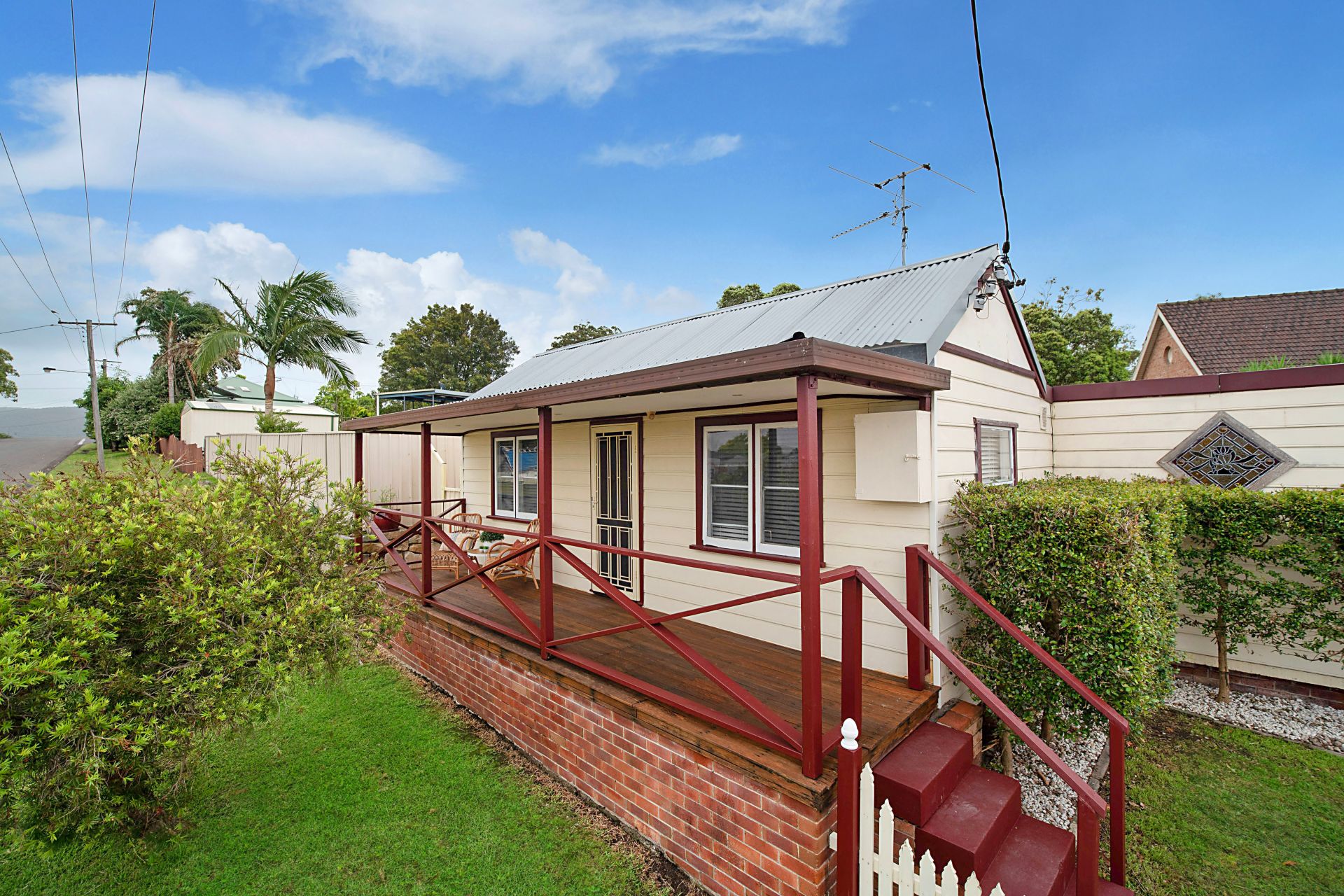 Miner's Cottage with Modern Updates, Just 300m from Village Shops & School, Just - Thumbnail 4