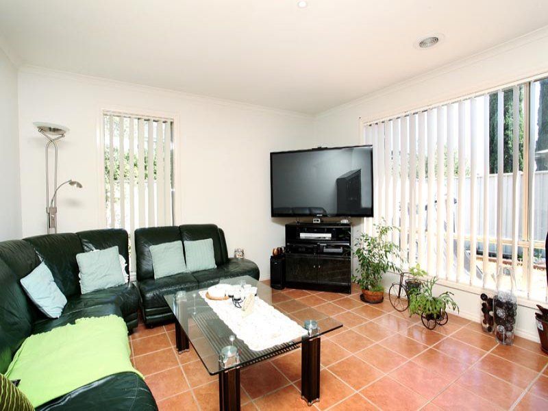 9 Claretown Avenue, Caroline Springs - Thumbnail 5