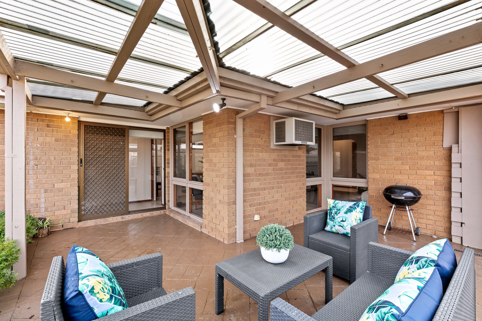 AN IMMACULATE 4 BEDDER
