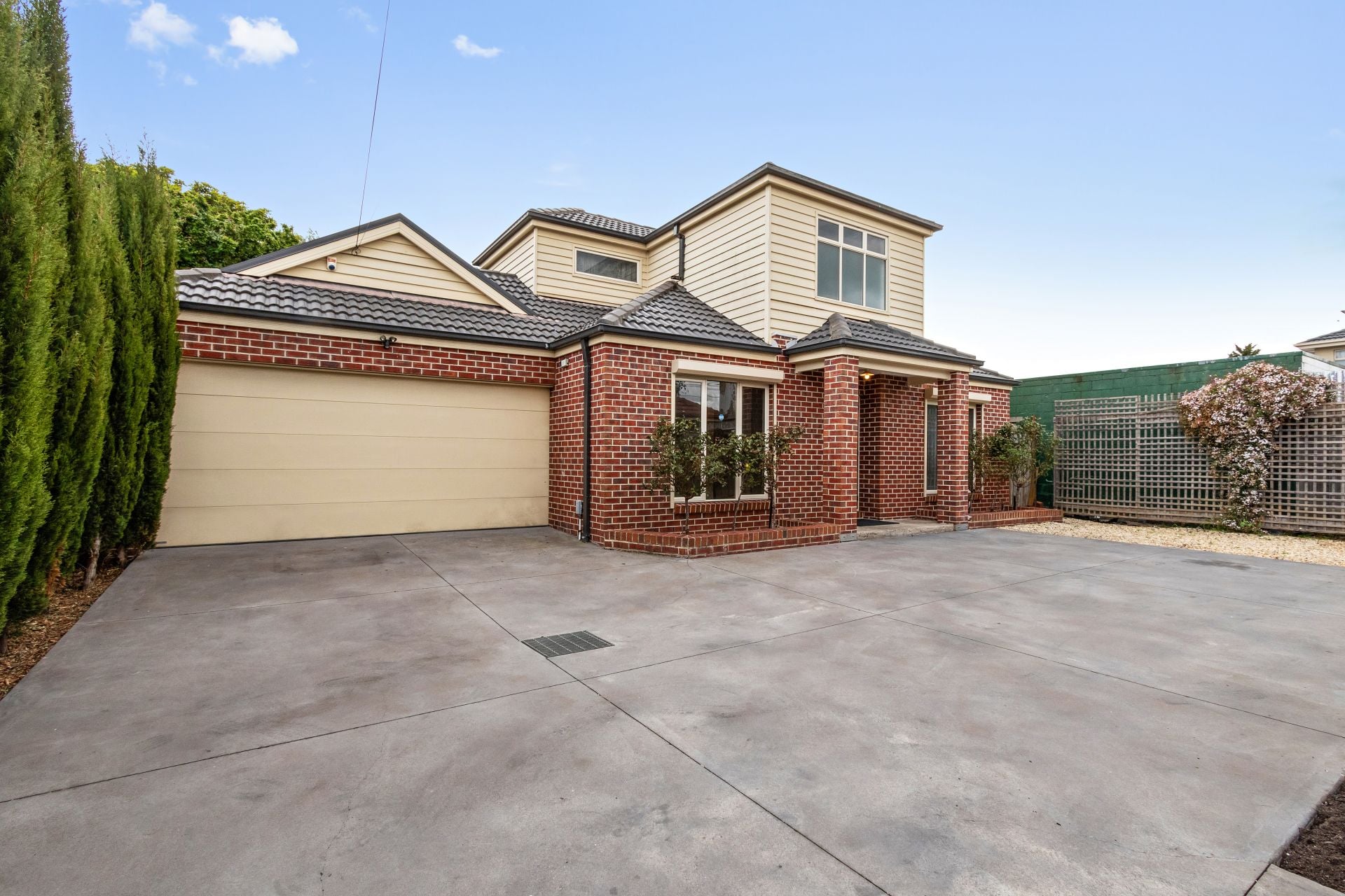 LARGE TOWNHOUSE