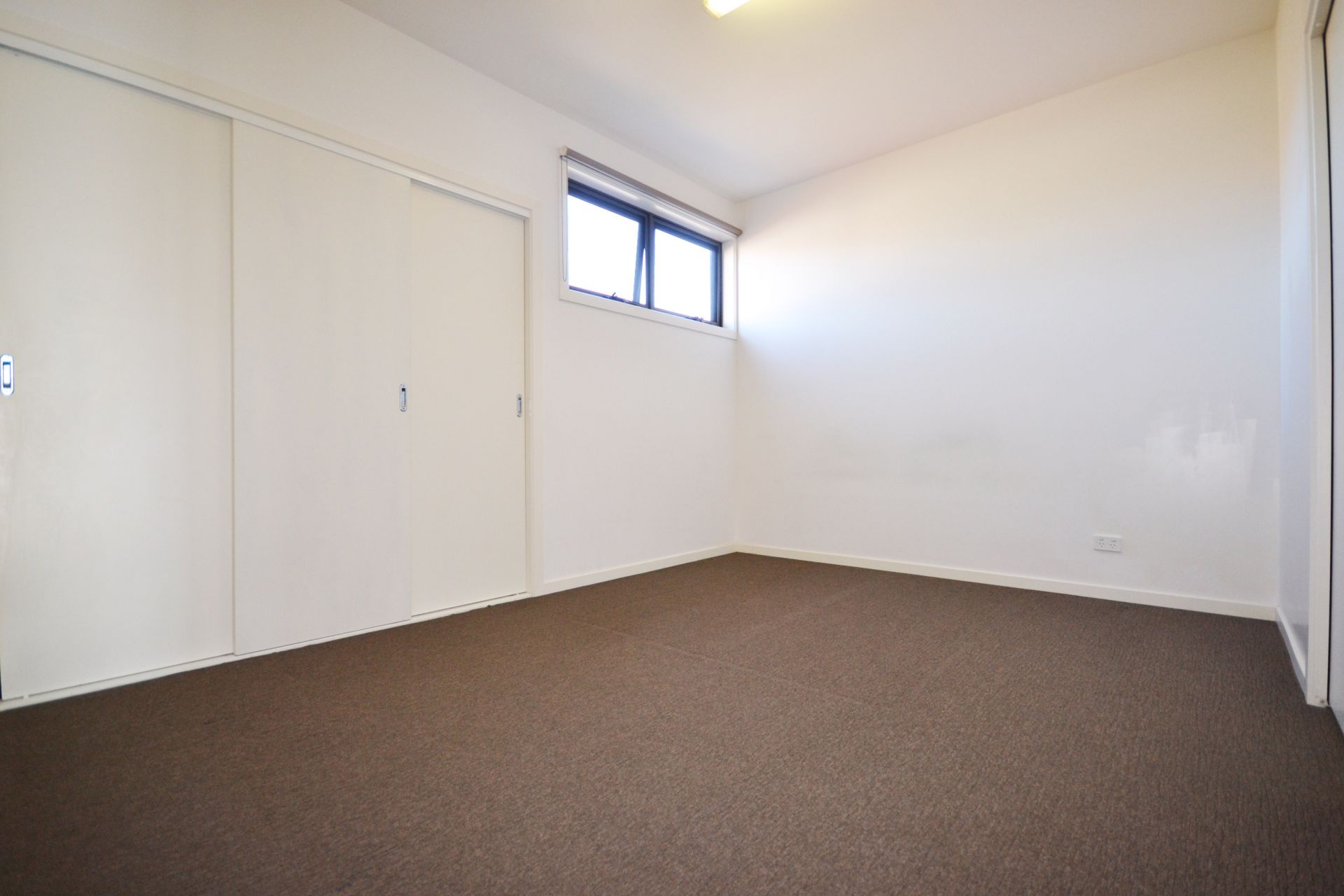 GREAT LOCATION - COLES, TRAM & BUS AT FRONT DOORSTEP!