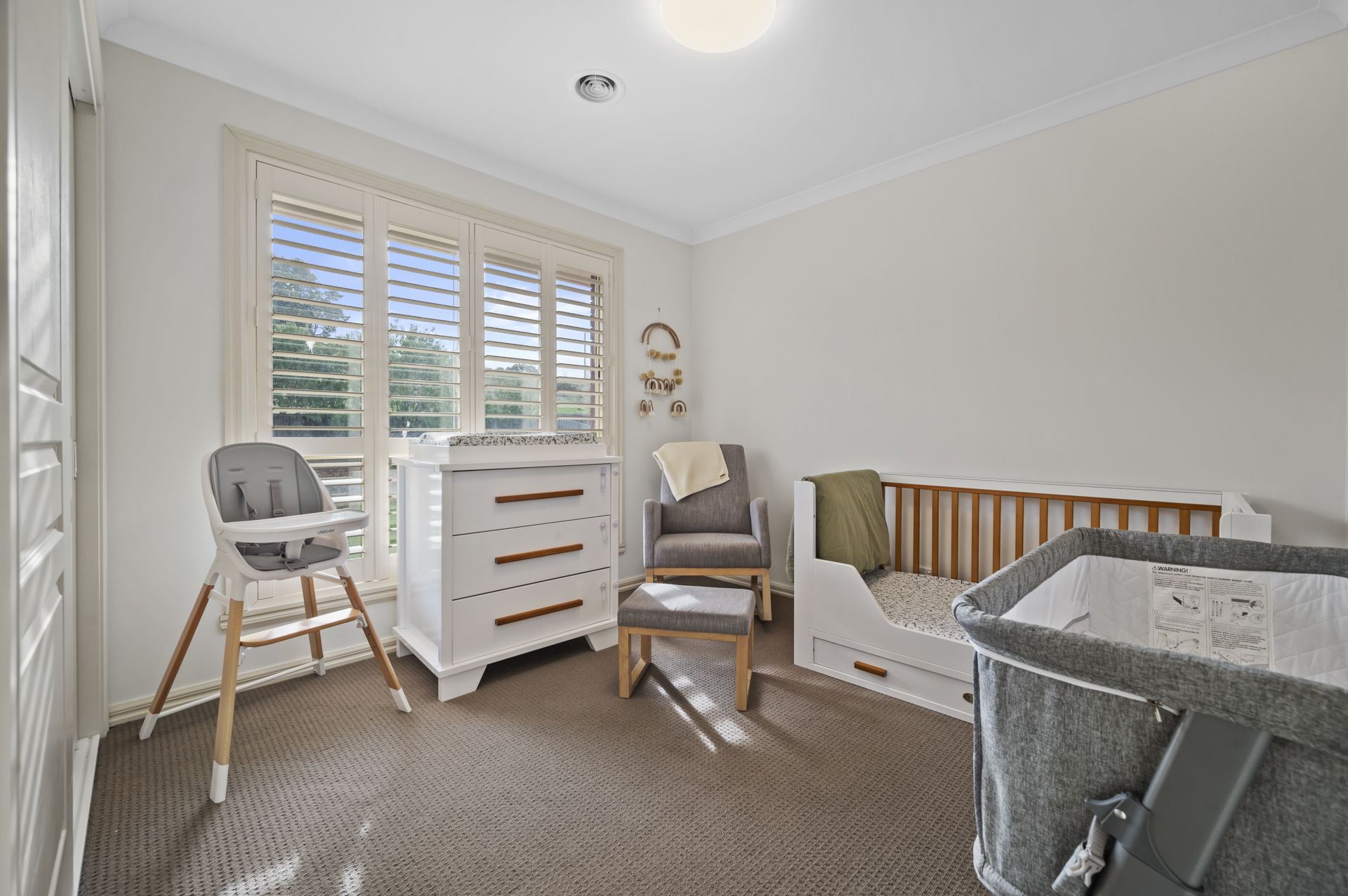 INSTANTLY IMPRESSIVE FAMILY LIVING ** SIX MONTH LEASE **