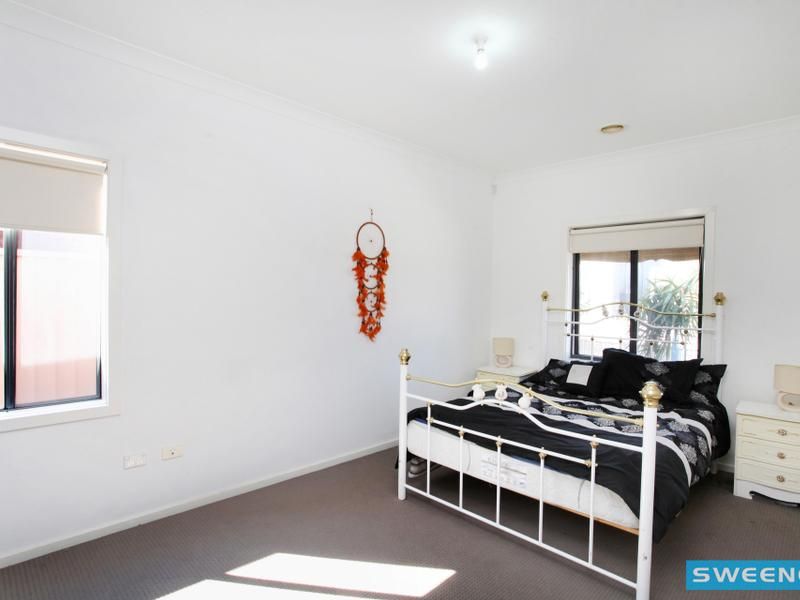 7 Lyme Park Circle, Caroline Springs - Thumbnail 7