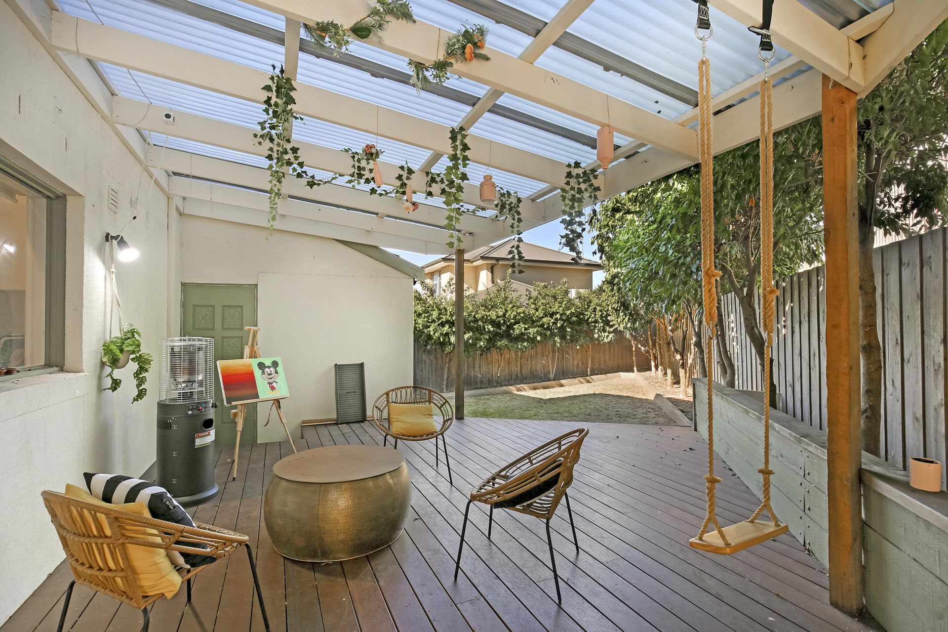 CONTEMPORARY LIVING IN A PRIME LOCATION!