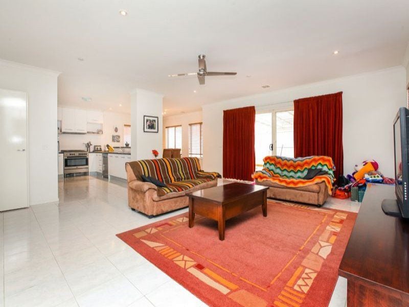 44 Chesterfield Road, Cairnlea - Thumbnail 4