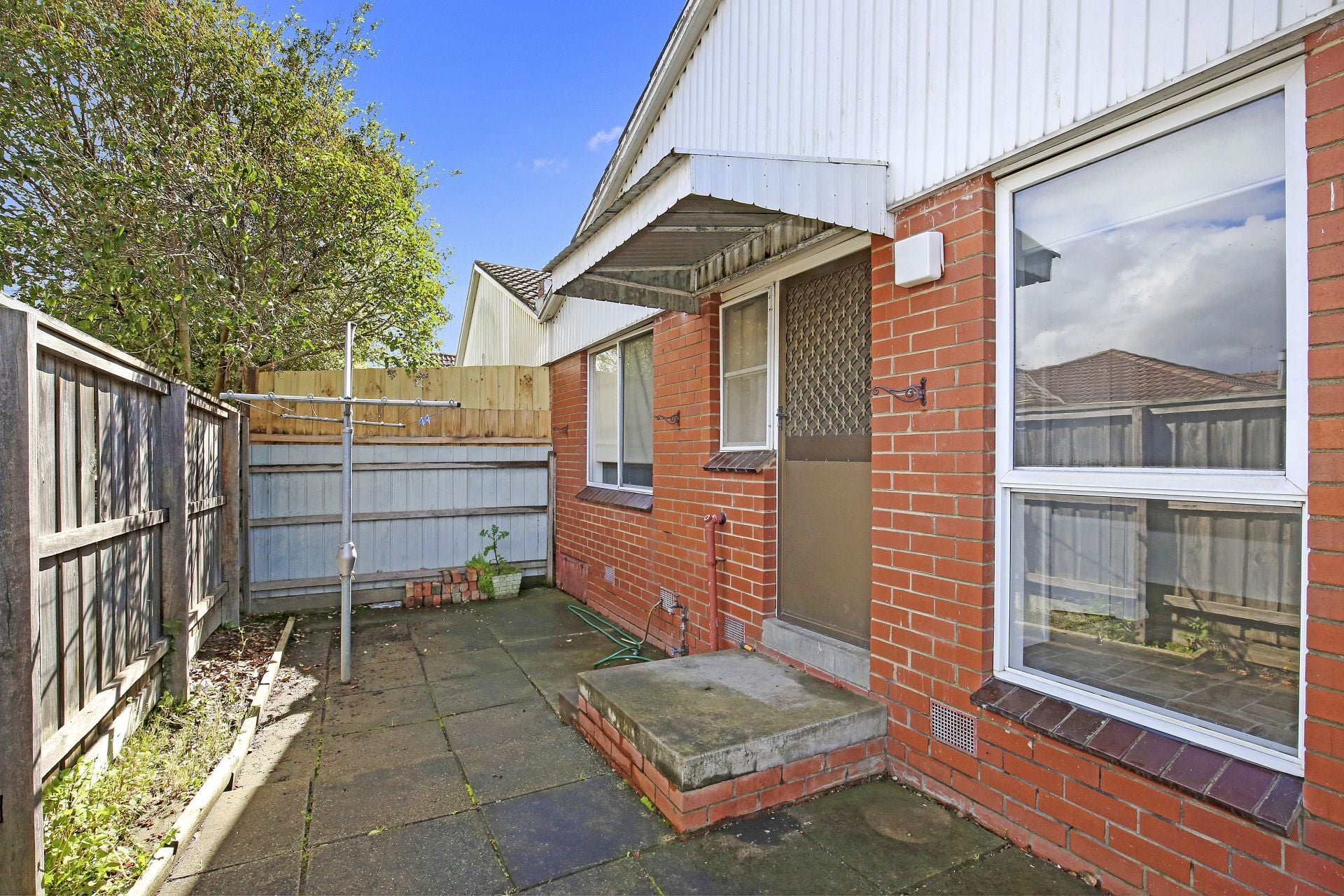 SPACIOUS UNIT IN THE HEART OF RESERVOIR!