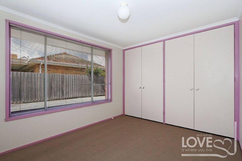 Great Two Bedroom Unit with Courtyard!