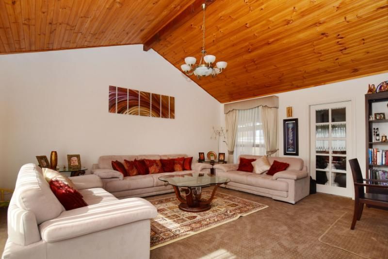 PICTURESQUE LIVING AT ITS FINEST !!!   ***GARDENER INCLUDED***