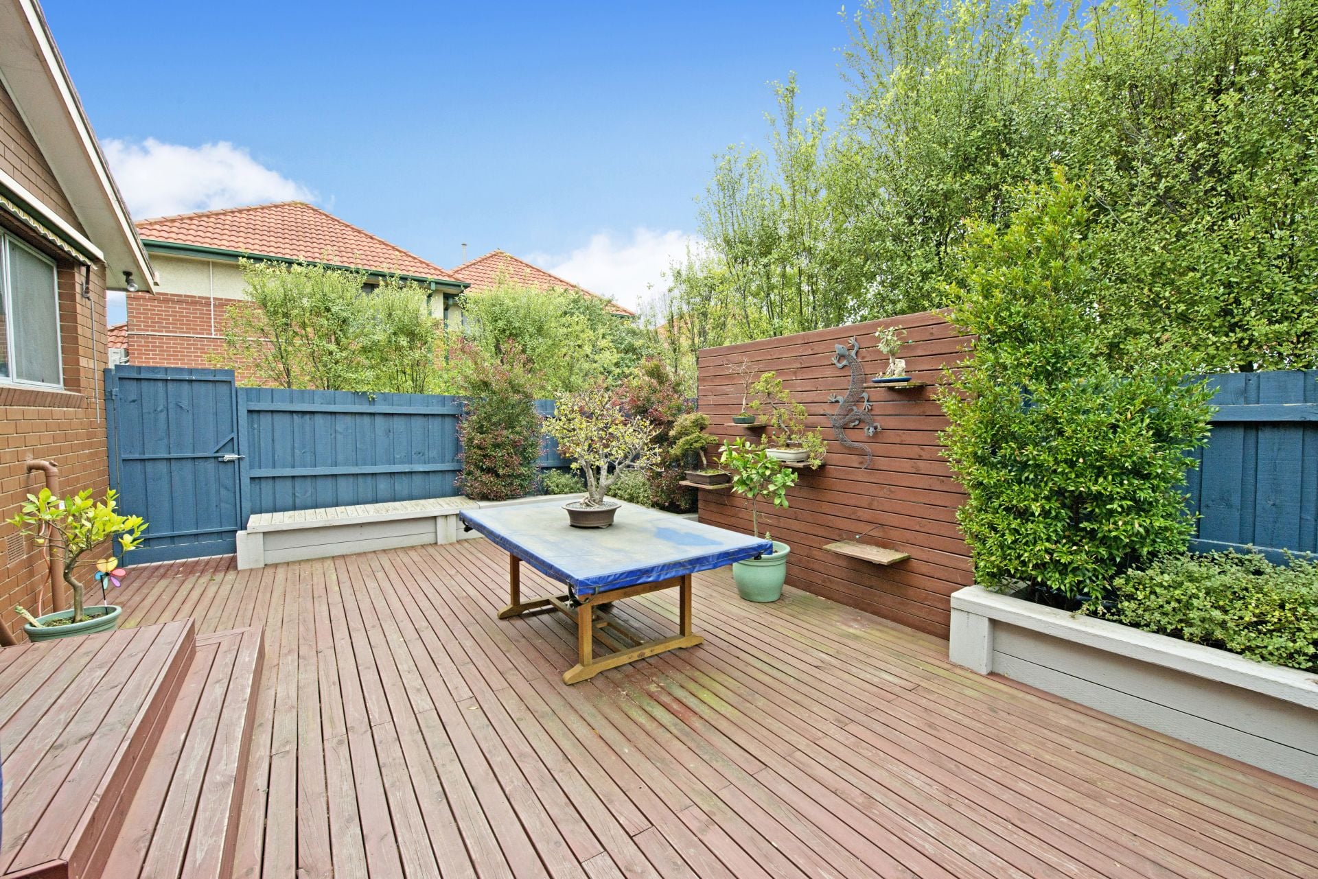 **Great location! Three bedrooms ready for lease
