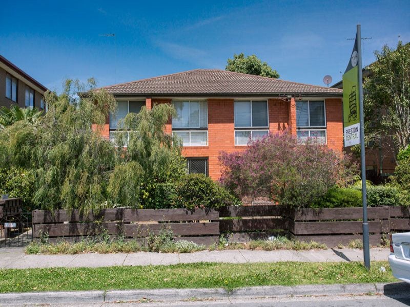2/243 Gower Street, Preston