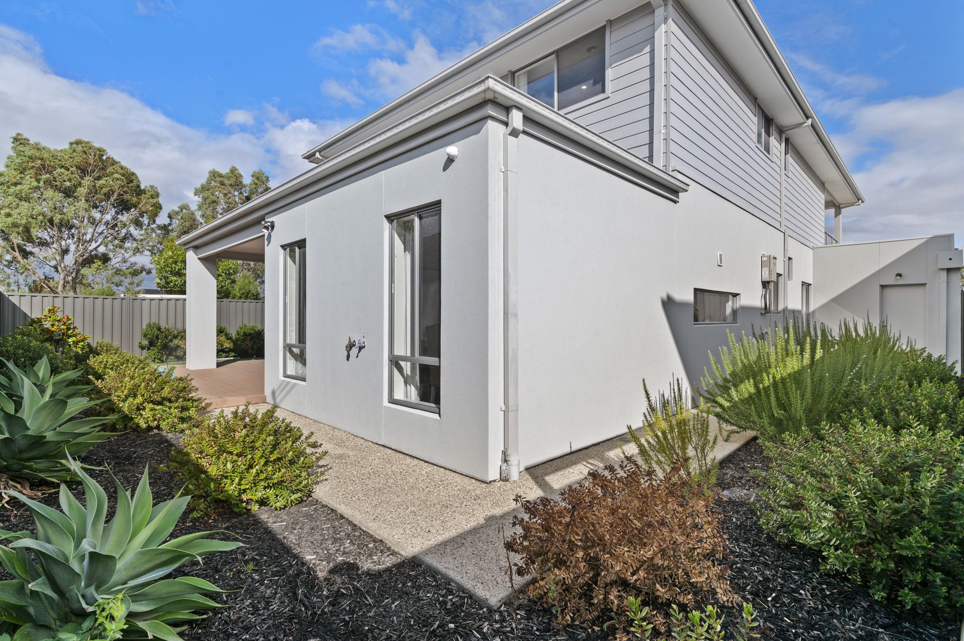 FULLY FURNISHED EX DISPLAY FAMILY HOME