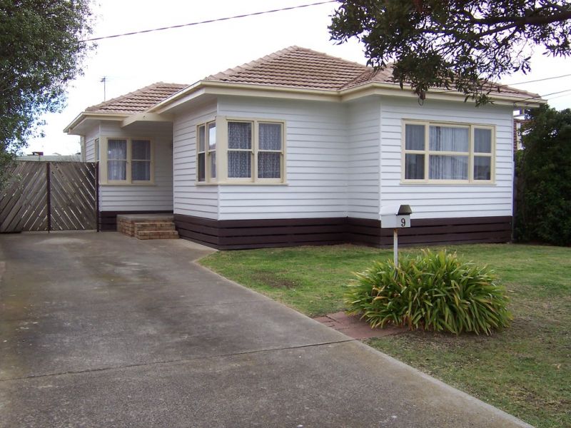 Renovated Delight- walking distance to Laverton station