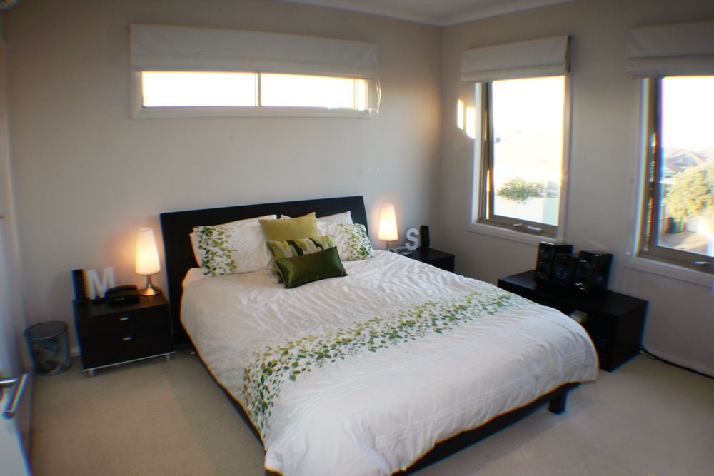 AS NEW - LARGE TOWNHOUSE