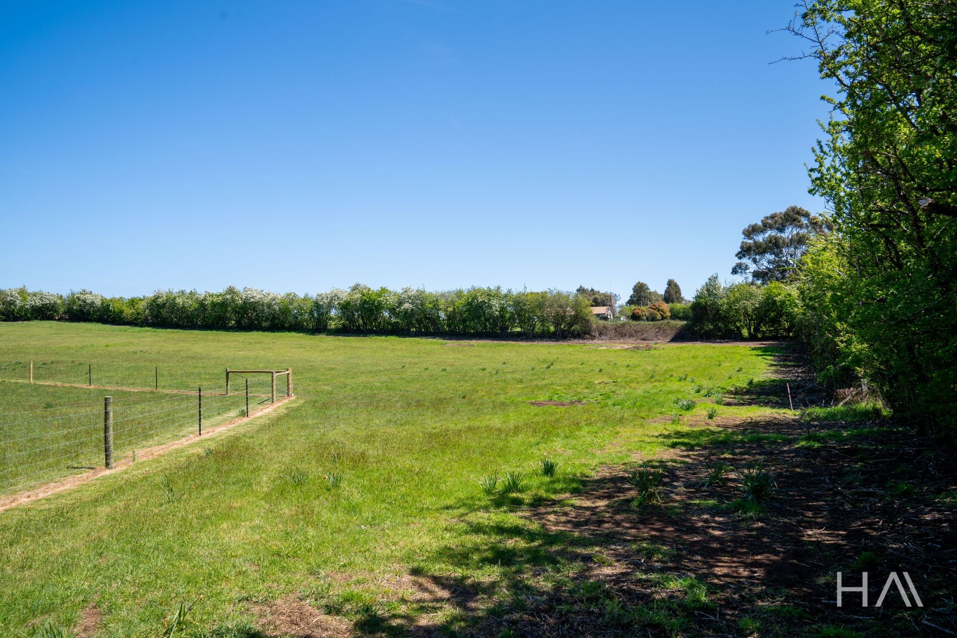 210 Five Acre Row Westbury, Westbury - Thumbnail 2