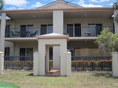 VIEWS ACROSS VICTORIA PARK AND CLOSE ENOUGH TO WALK TO THE CITY!