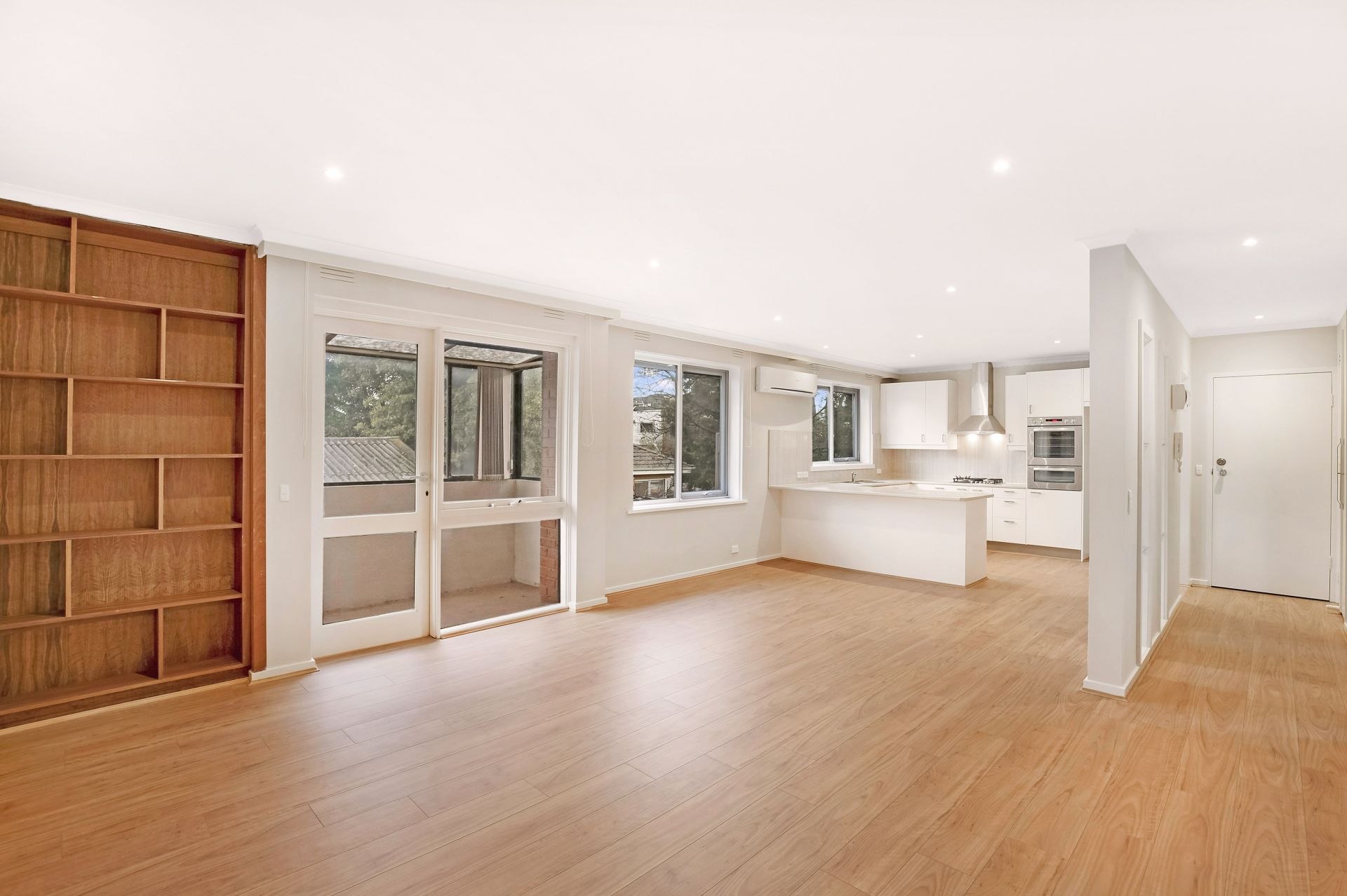 **Modern & Light**