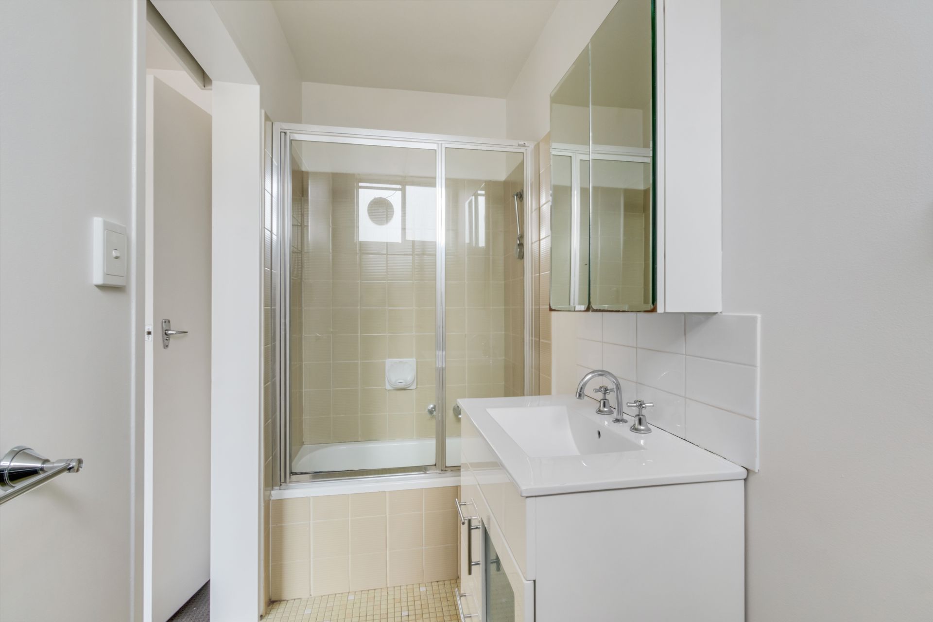 Sensational Ground Floor Apartment in Great Location!