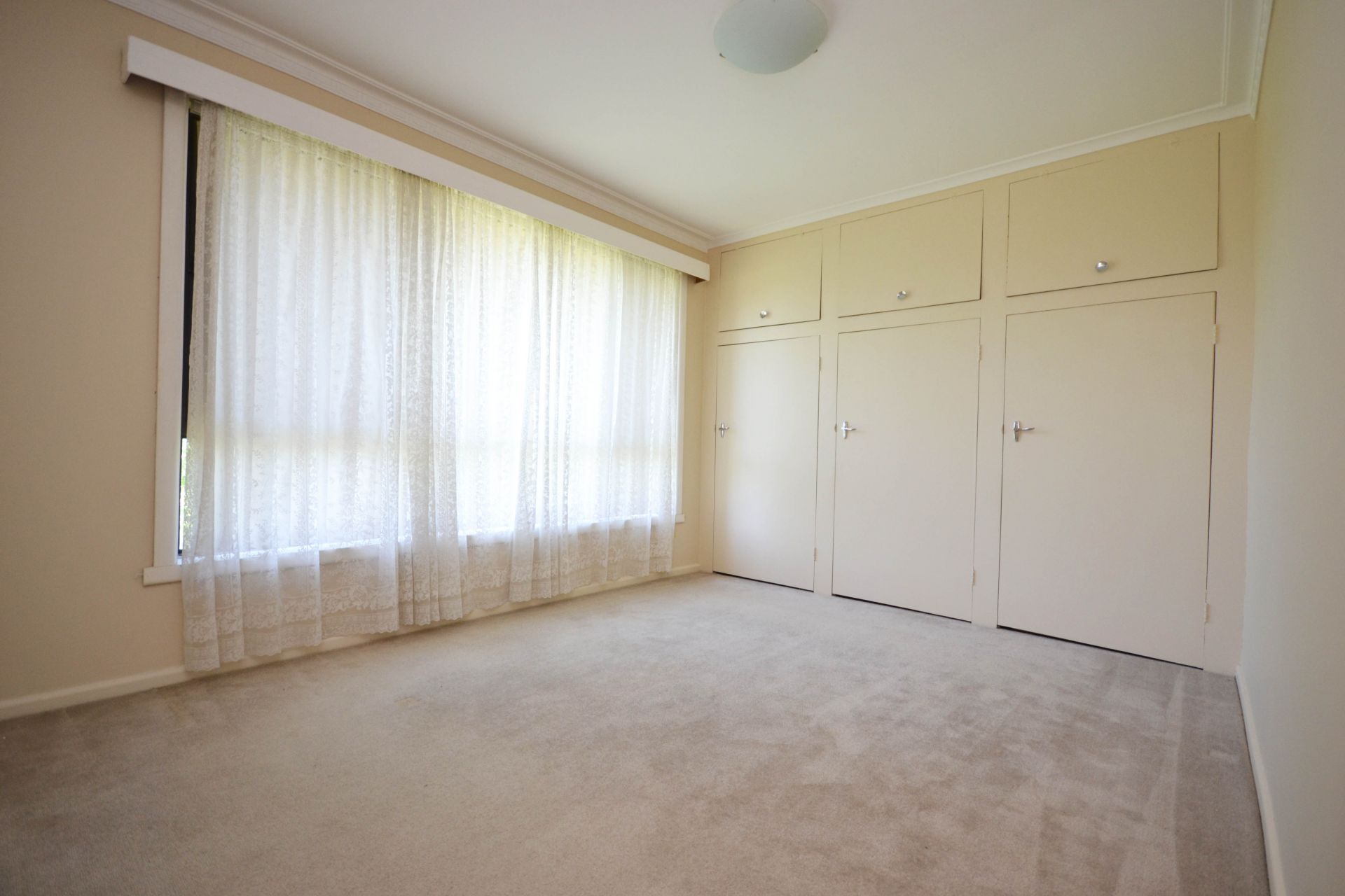 EXTRA LARGE WITHIN WALKING DISTANCE TO PLENTY ROAD SHOPS AND TRAM