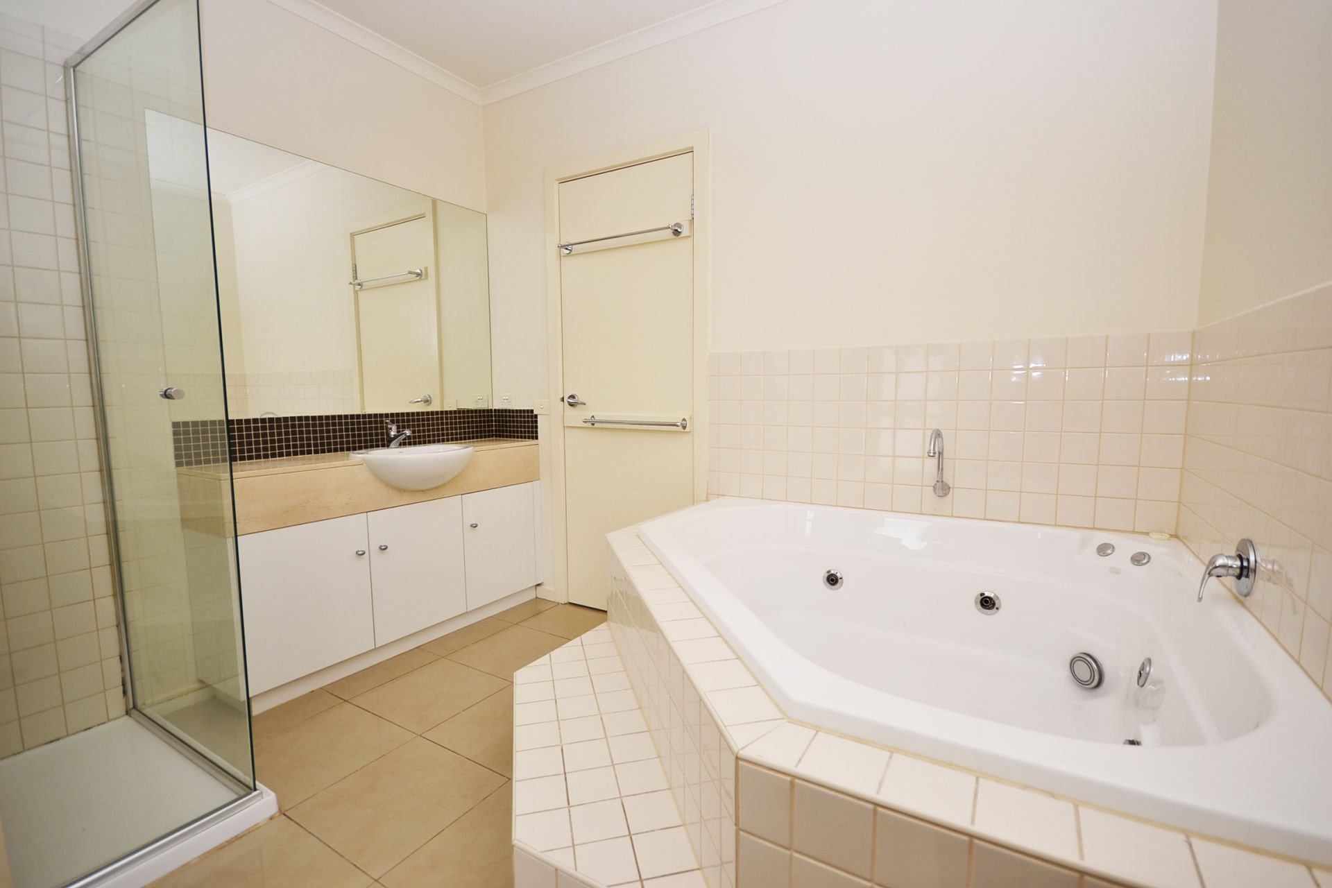 LOOKING FOR MODERN SOPHISTICATION? YOUR SEARCH IS OVER!