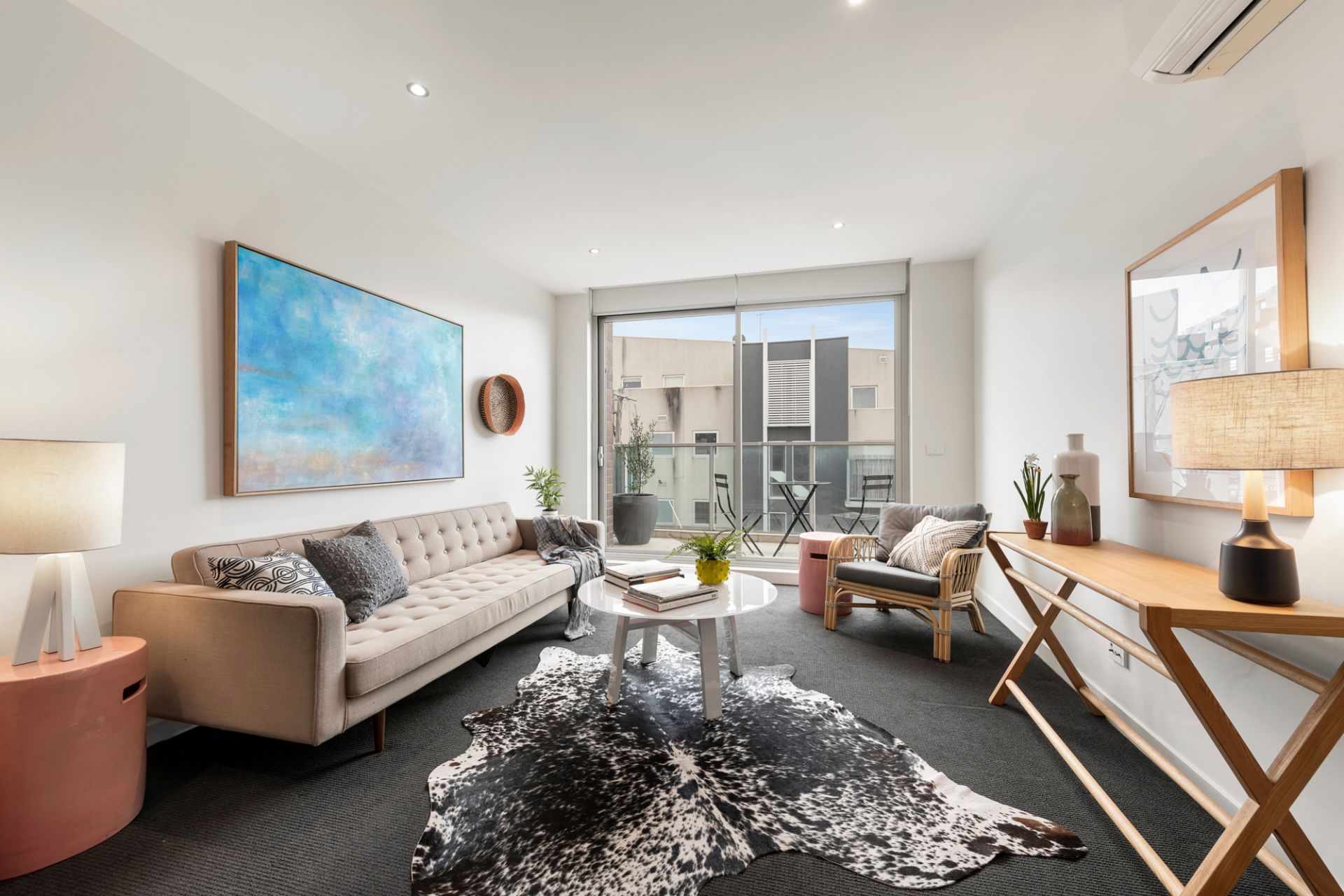 Light and Bright 2 Bedroom Apartment in Convenient Location