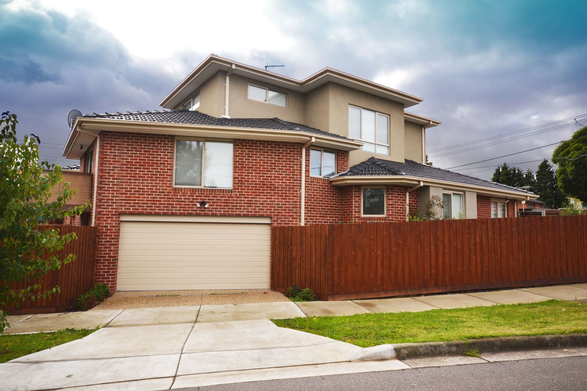 CONTEMPORARY DELIGHT – THE EPITOME OF ELEGANCE OVERLOOKING PARKLANDS