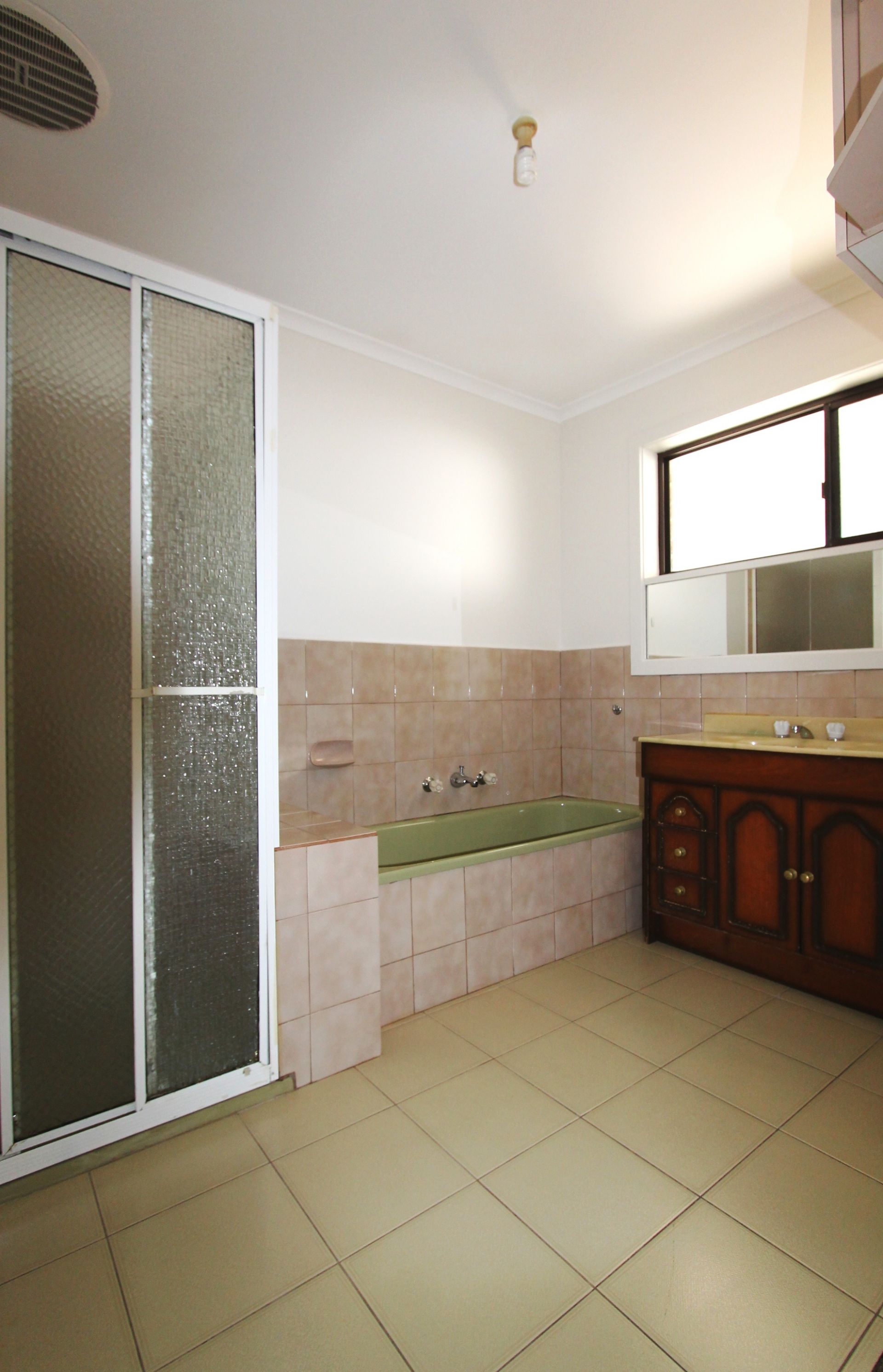 IF LOCATION IS WHAT YOU NEED... THIS IS THE HOME FOR YOU!!! * GARDENER INCLUDED*