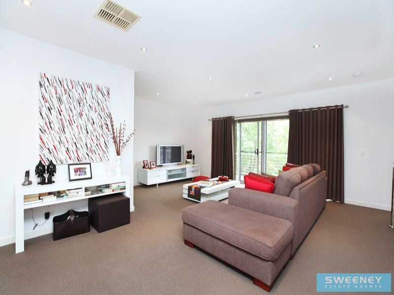 6 Lake Logan Way, Caroline Springs - Thumbnail 8