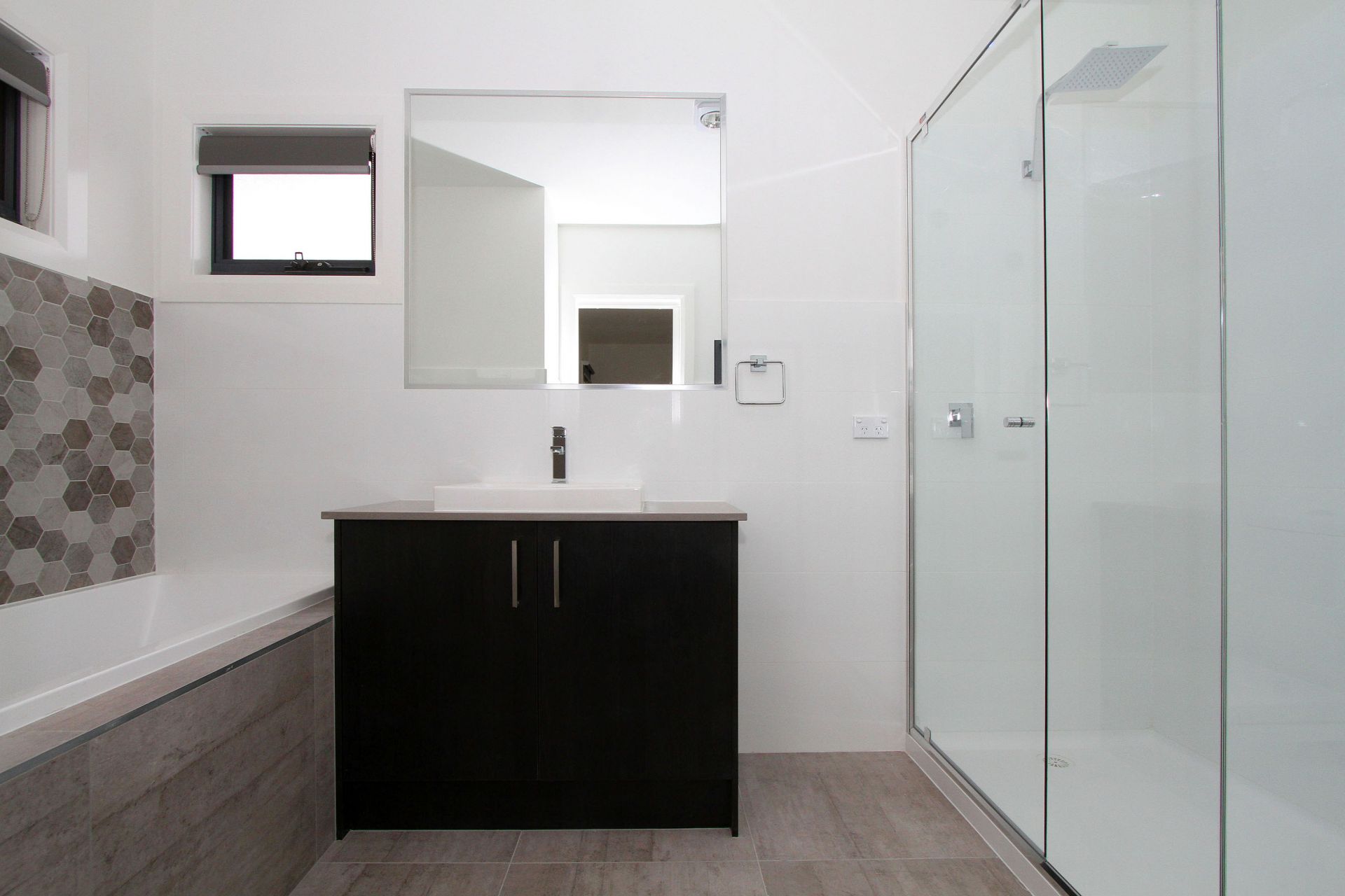 LUXURY TOWNHOUSE, IDEAL LOCATION