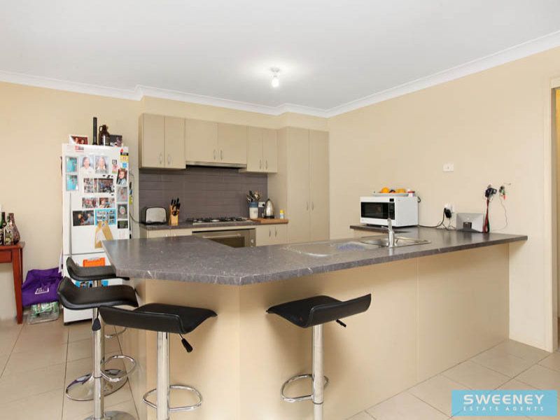 8 Hascombe Drive, Caroline Springs - Thumbnail 7