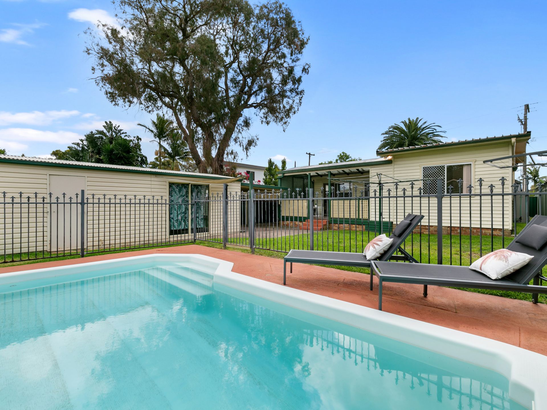 72 Anzac Avenue, Engadine Singer Residential