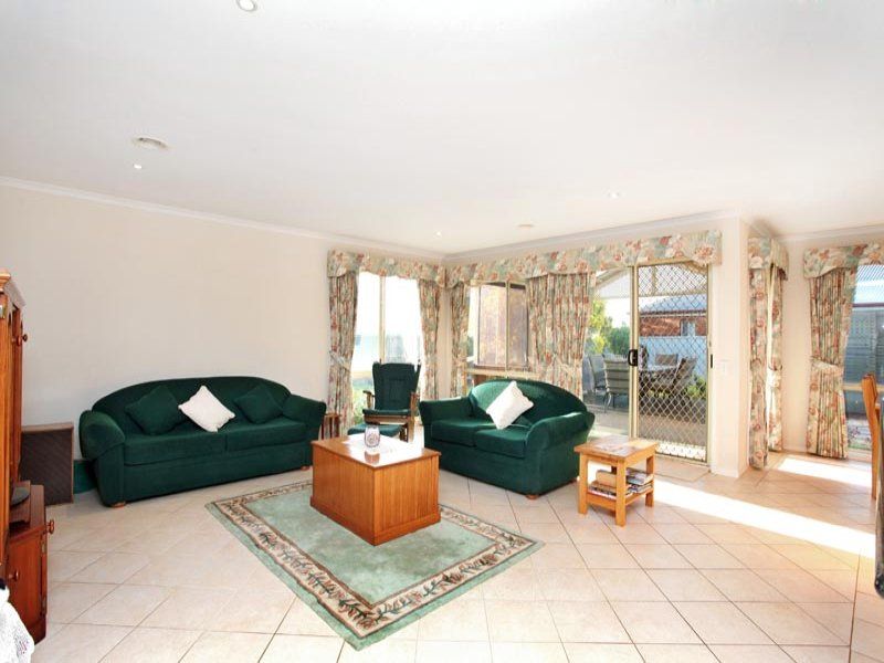 2 Osterley Close, Caroline Springs - Thumbnail 4