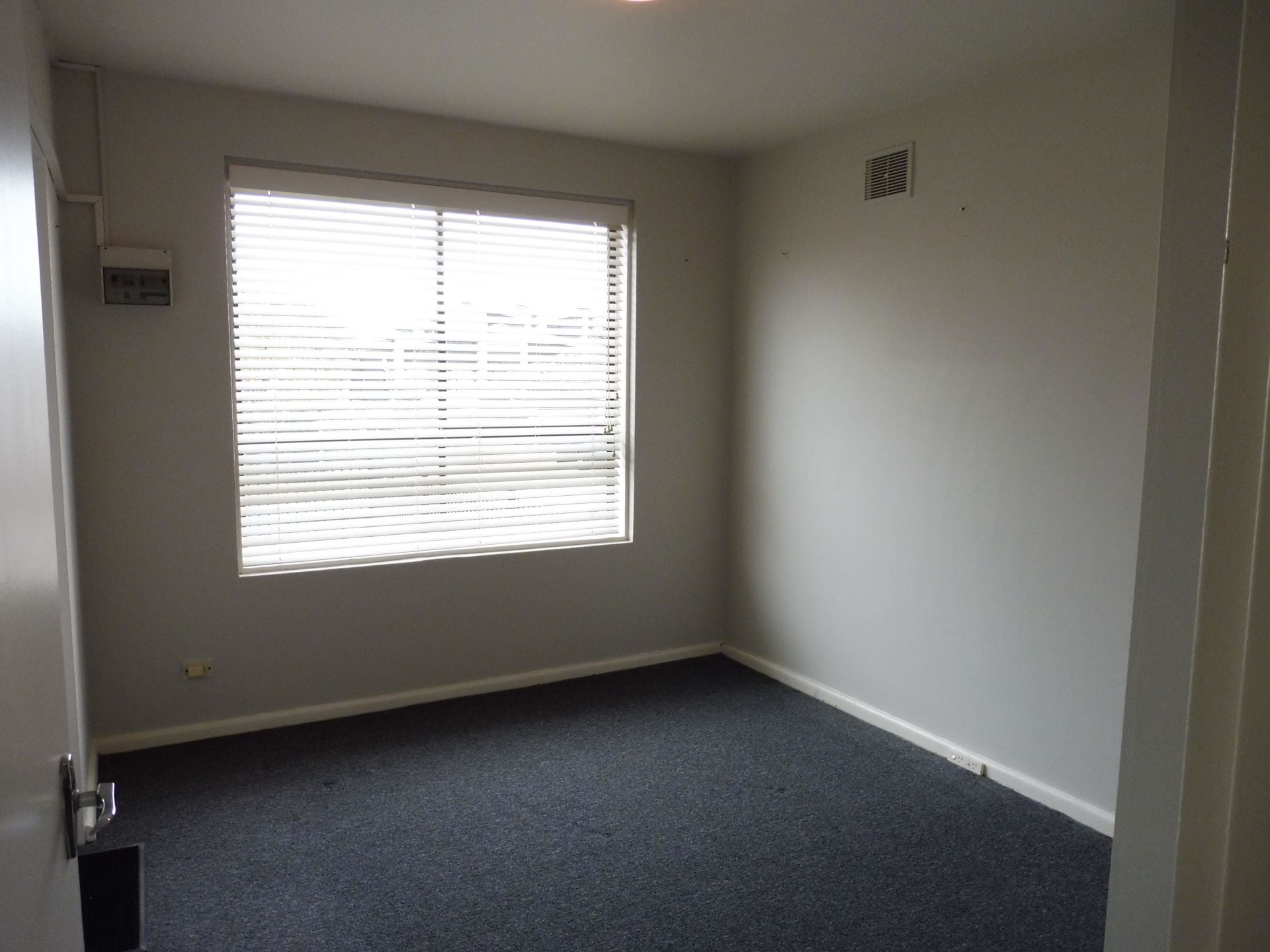 RENOVATED 1 BEDROOM UNIT