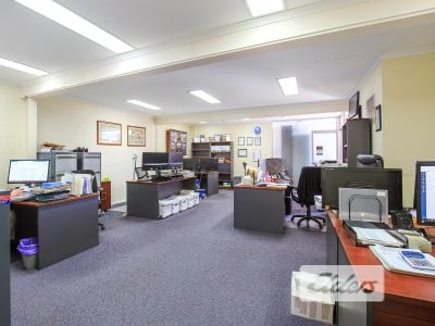 NEAT & TIDY OFFICE/WARHOUSE - CLOSE TO CBD