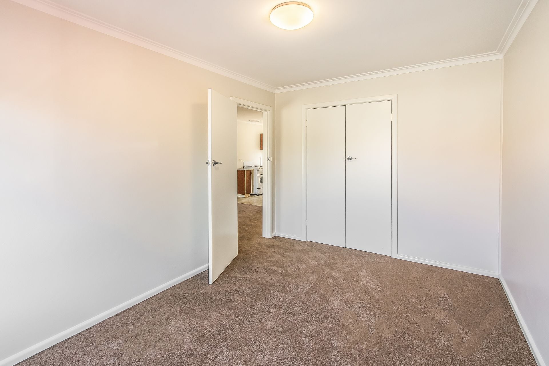 NEAT, TIDY & WELL LOCATED!