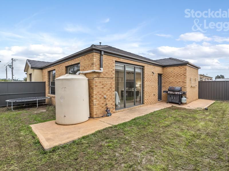 17 Riordan Crescent MERNDA, Mernda - Thumbnail 2