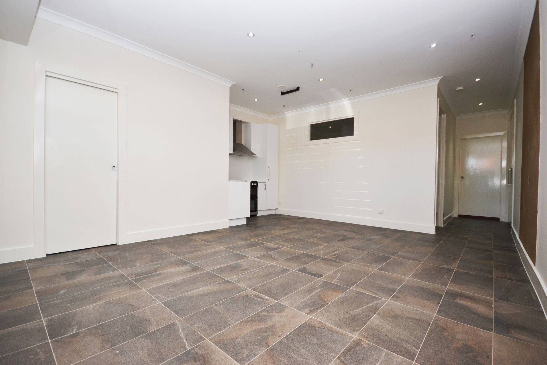 CONTEMPORARY LIVING & FABULOUS LOCATION